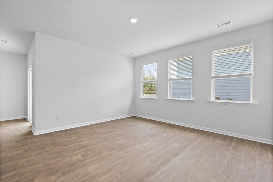 Spacious, unfurnished interior of a new home in Sheep Island, Summerville (Image 19).