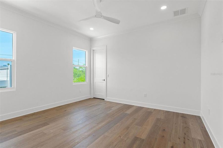 Spacious, unfurnished interior of a new home in , Tampa (Image 31).