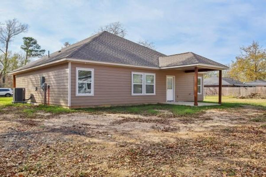 Discover the charm of this home with its expansive backyard, perfect for outdoor activities and relaxation. Discover the charm of this home with its expansive backyard, perfect for outdoor activities and relaxation.