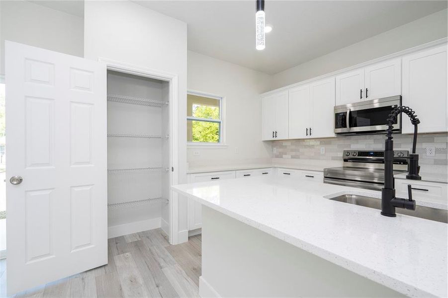 Spacious, unfurnished interior of a new home in , Citrus Springs (Image 25).