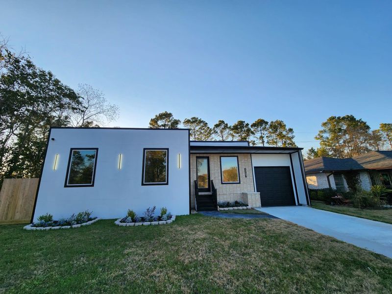 Exterior details and patio area of a home in , Houston (Image 35).