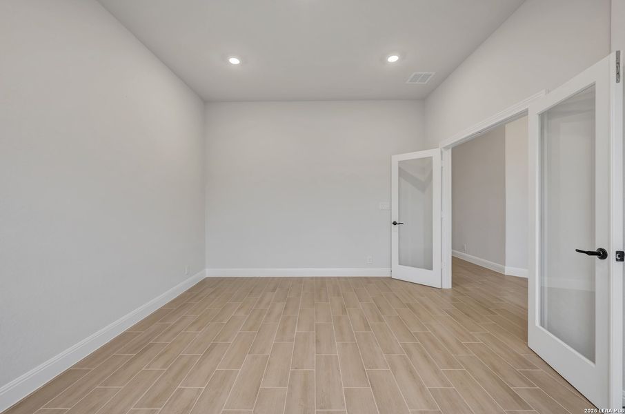 Spacious, unfurnished interior of a new home in Davis Ranch 50', San Antonio (Image 16).