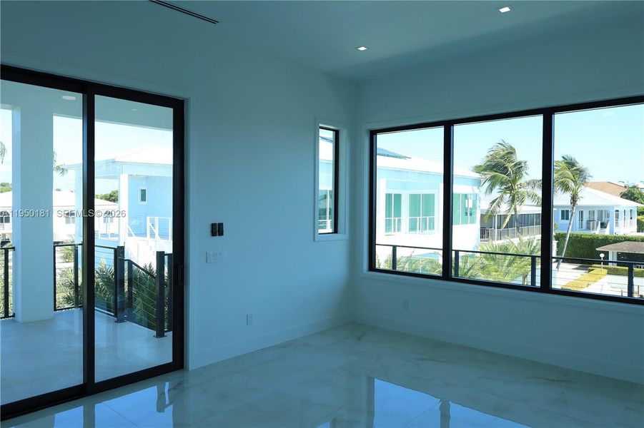 Spacious, unfurnished interior of a new home in , Key Largo (Image 7).