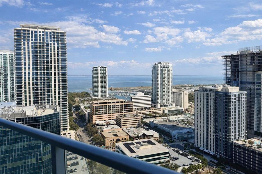 Condo located in St. Petersburg, FL showcasing its design and architecture (Image 25).