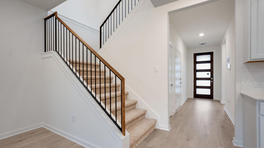 Spacious, unfurnished interior of a new home in Rosenbusch Ranch, Leander (Image 14).
