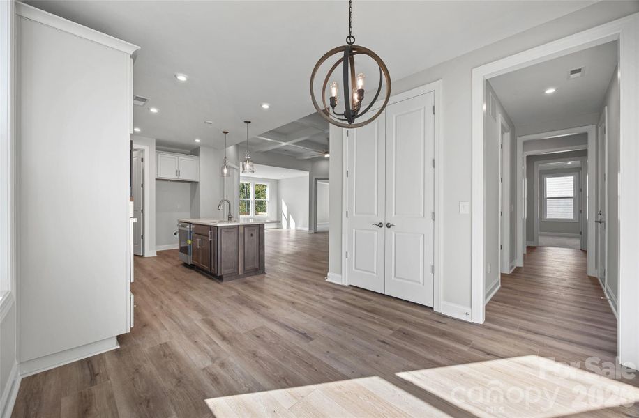 Spacious, unfurnished interior of a new home in Handsmill on Lake Wylie, York (Image 27).