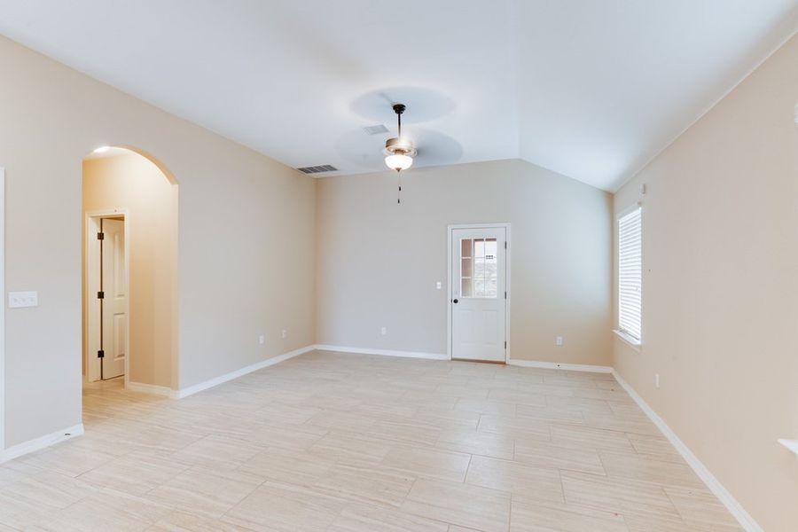 Spacious, unfurnished interior of a new home in Crossland, Socorro (Image 18).