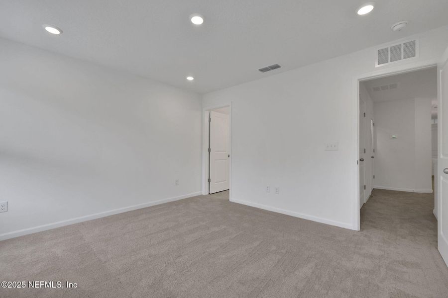 Spacious, unfurnished interior of a new home in Atlantis Pointe, Middleburg (Image 22).