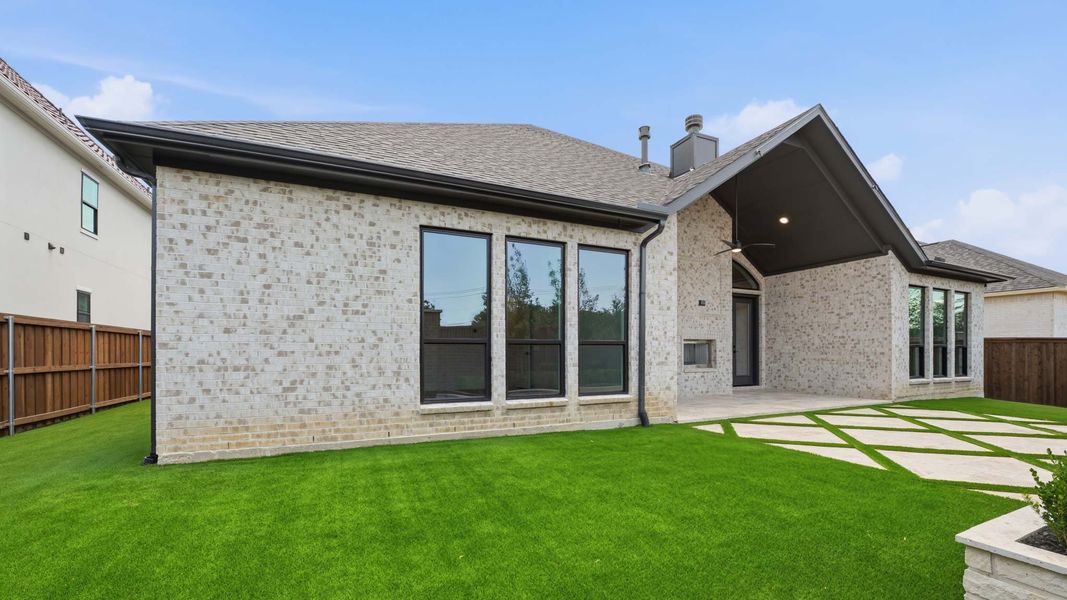 Exterior details and patio area of a home in Adkins Park, Hurst (Image 3).