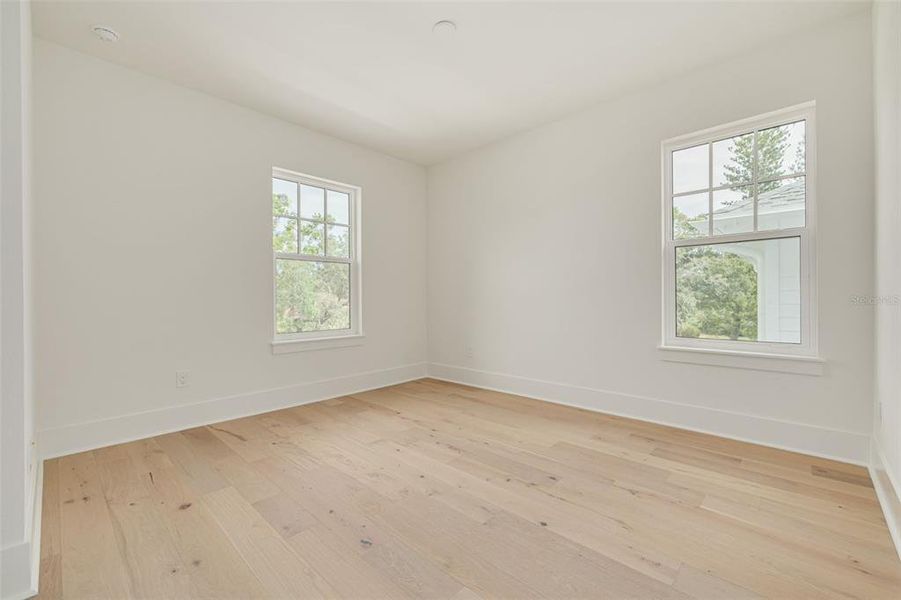 Spacious, unfurnished interior of a new home in , St. Petersburg (Image 28).