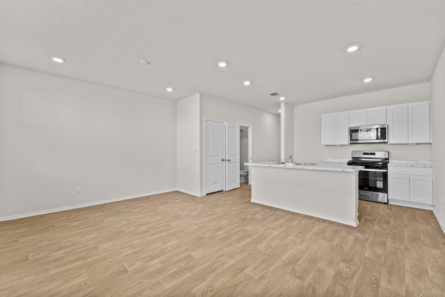 Spacious, unfurnished interior of a new home in Bollinger, Maxwell (Image 13).