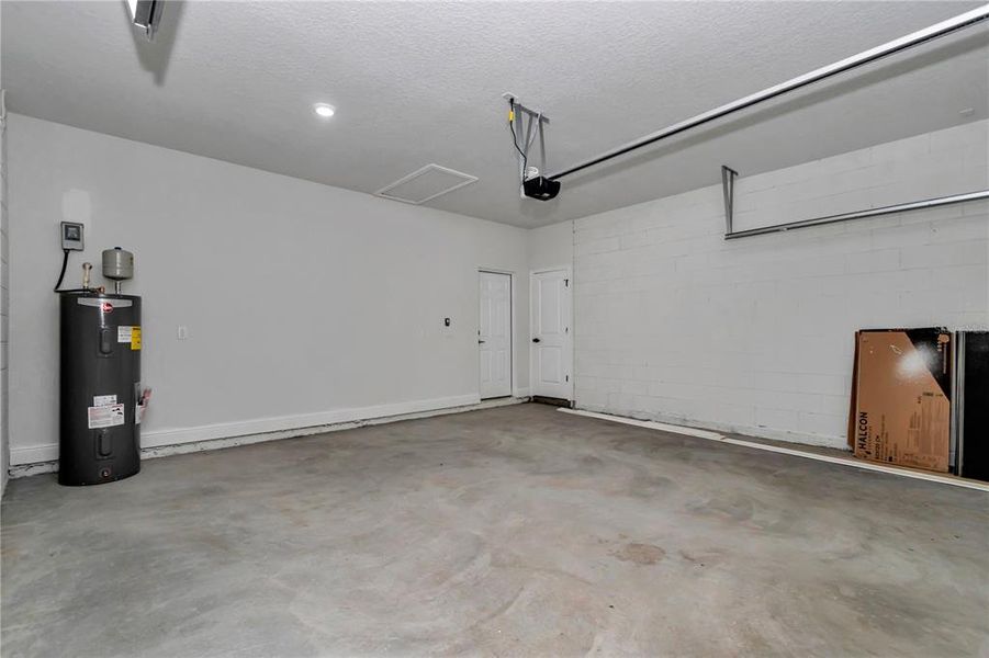 Spacious, unfurnished interior of a new home in , Dunnellon (Image 34).