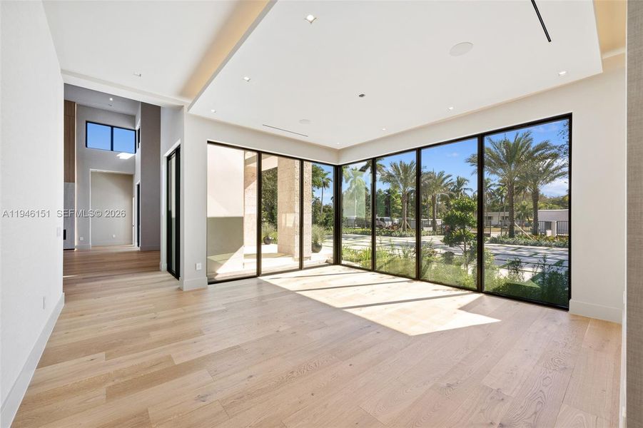 Spacious, unfurnished interior of a new home in , Pinecrest (Image 74).