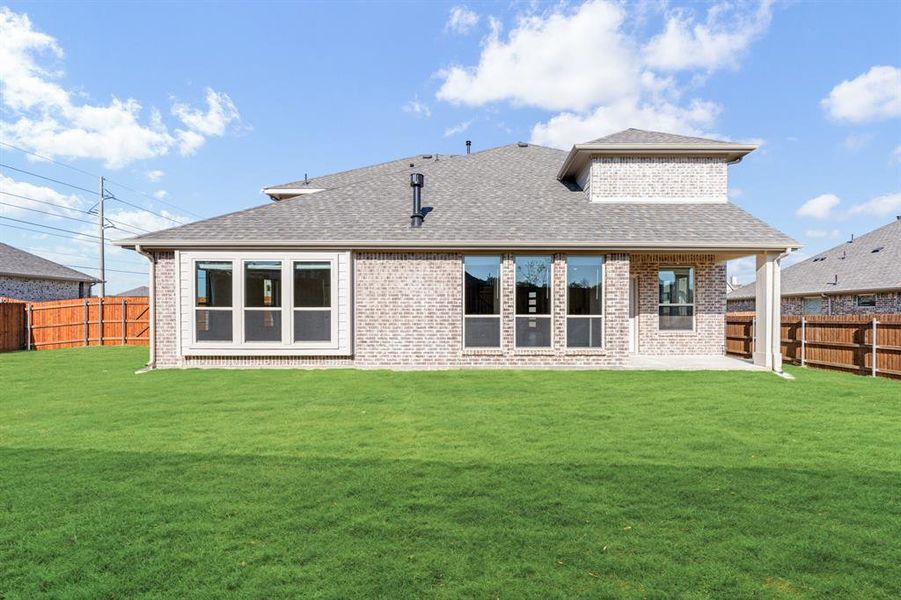 Exterior details and patio area of a home in Triple Diamond Ranch, Mansfield (Image 3).