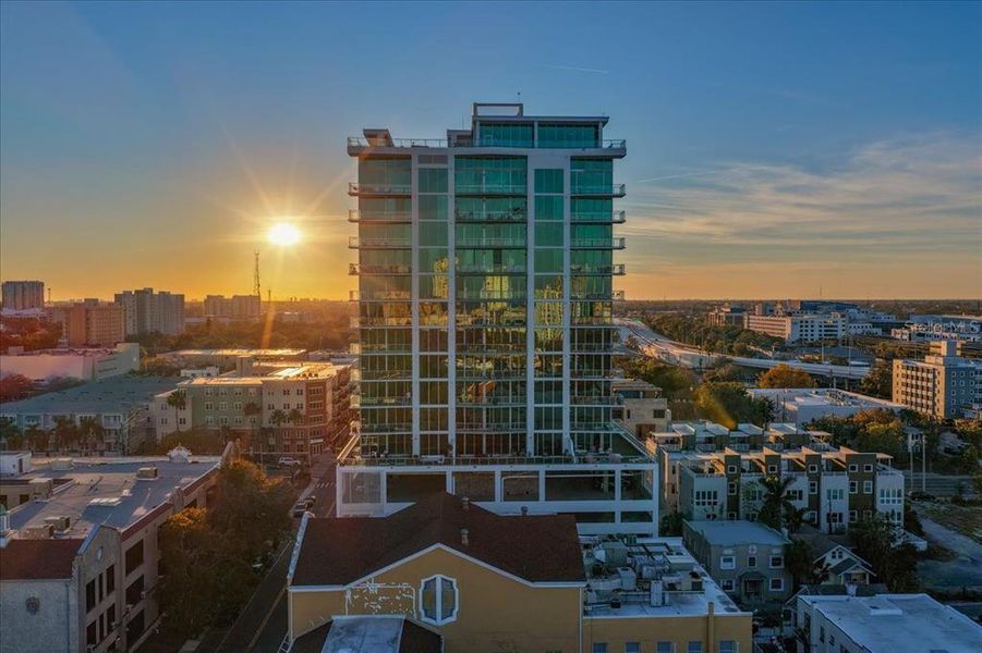 Condo located in St. Petersburg, FL showcasing its design and architecture (Image 36).