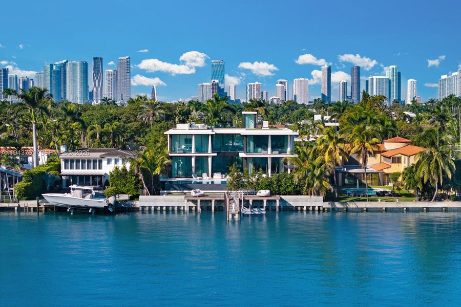 Condo located in Miami Beach, FL showcasing its design and architecture (Image 34).