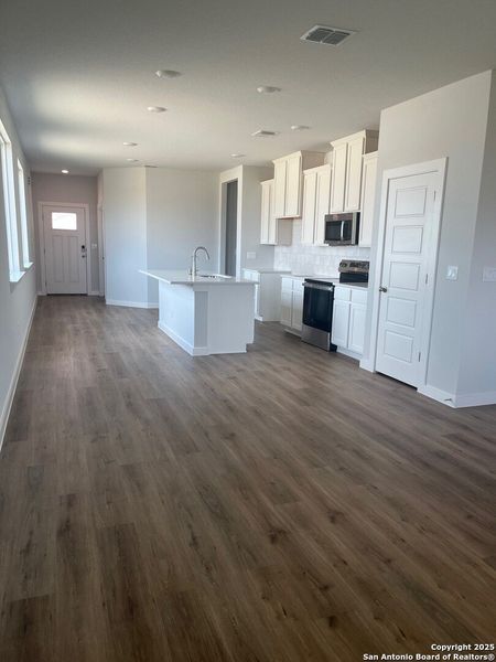 Spacious, unfurnished interior of a new home in Highland Ridge, New Braunfels (Image 7). Spacious, unfurnished interior of a new home in Highland Ridge, New Braunfels (Image 7).