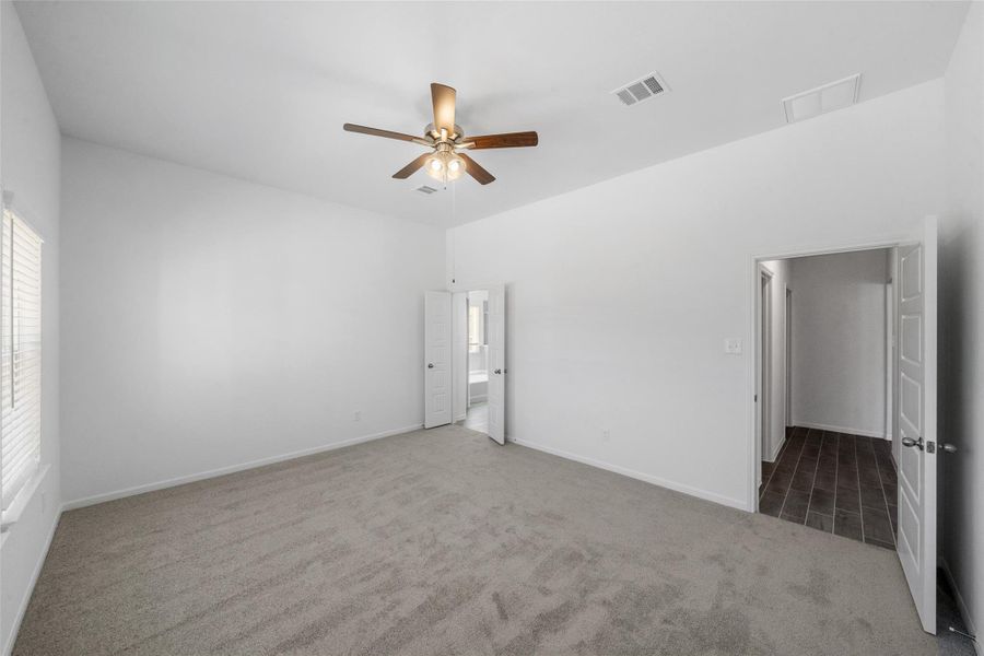 Spacious, unfurnished interior of a new home in Rollingbrook Estates, Baytown (Image 28).