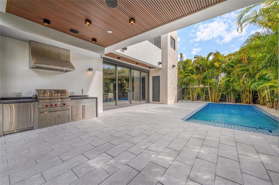 Exterior details and patio area of a home in , Miami (Image 4).
