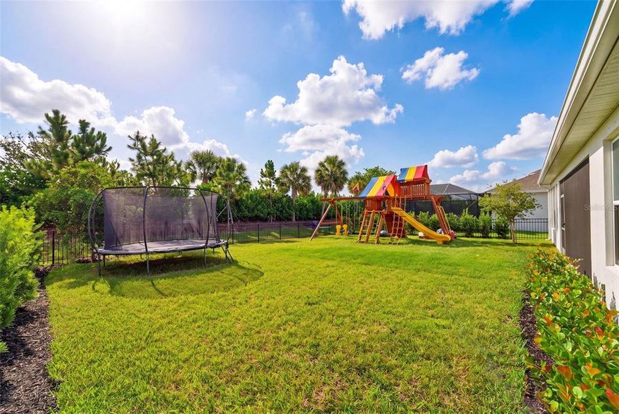 Exterior details and patio area of a home in , Bradenton (Image 4).
