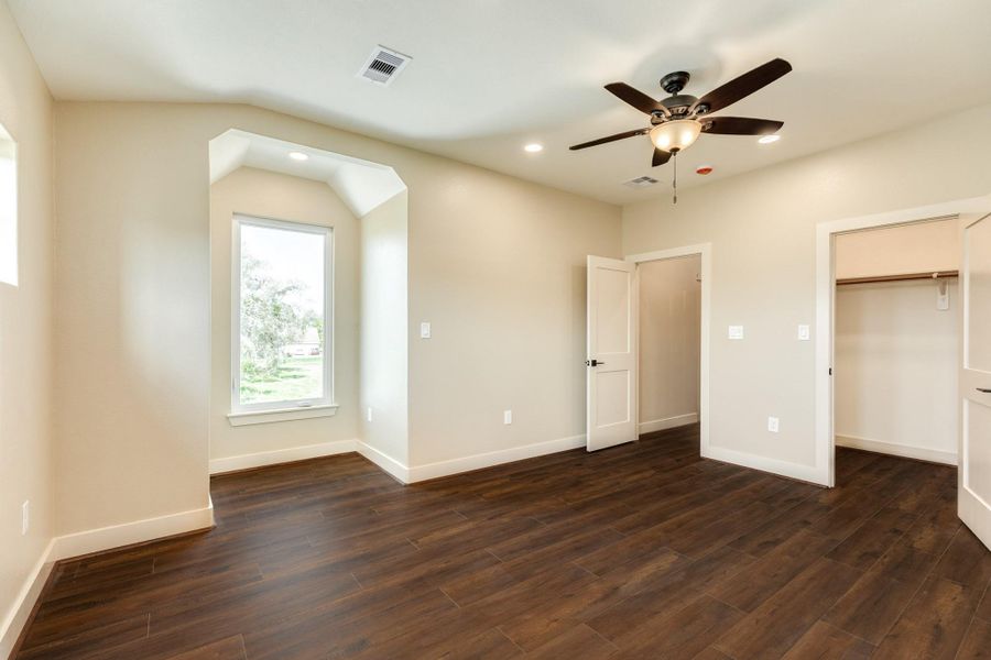 Spacious, unfurnished interior of a new home in , Angleton (Image 31).