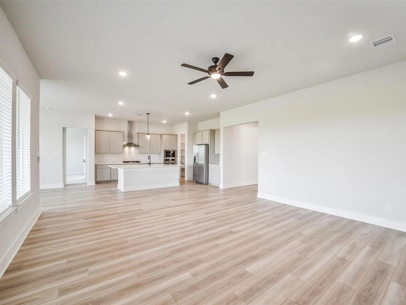 Spacious, unfurnished interior of a new home in Sierra Vista, Rosharon (Image 34).