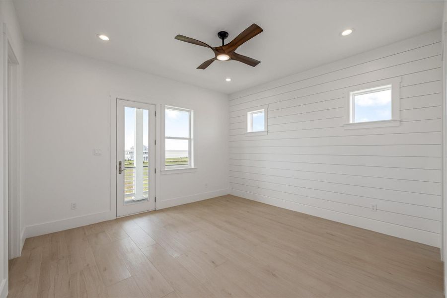 Spacious, unfurnished interior of a new home in , Galveston (Image 26).