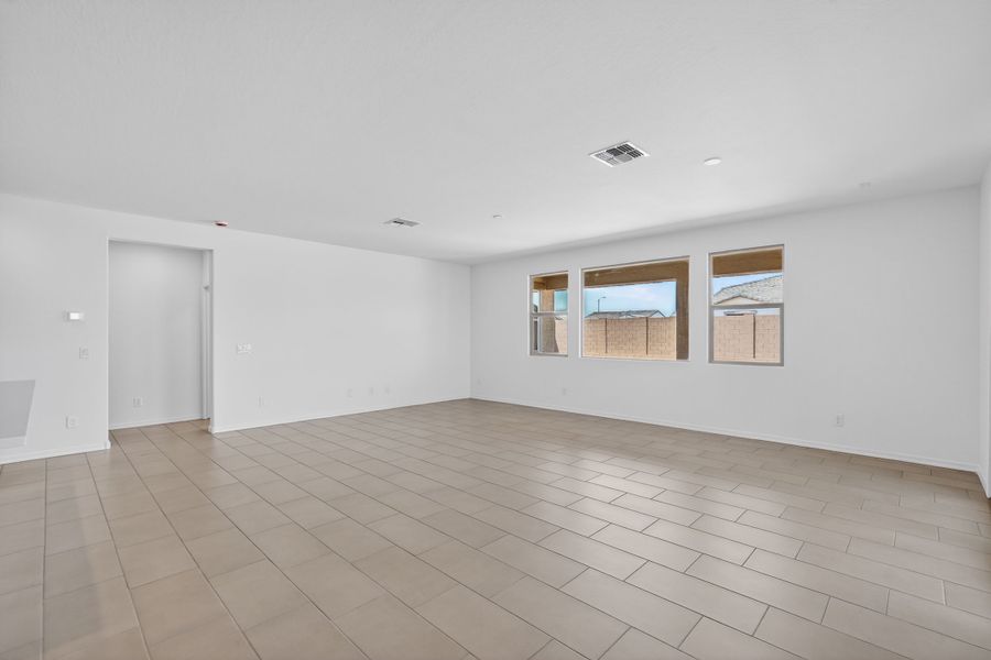 Spacious, unfurnished interior of a new home in Allen Ranches, Litchfield Park (Image 19).