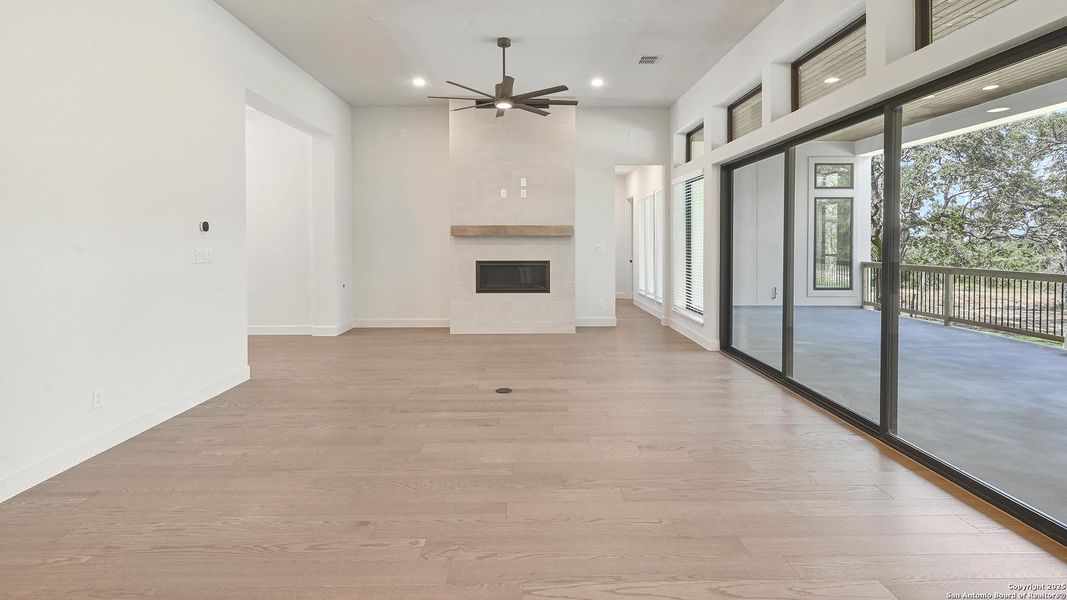 Spacious, unfurnished interior of a new home in George's Ranch Acre, Boerne (Image 16).