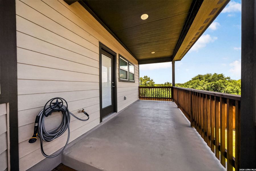 Exterior details and patio area of a home in Thomas Pond, San Antonio (Image 28).