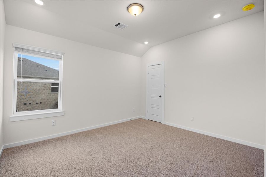 Spacious, unfurnished interior of a new home in Creekhaven, Iowa Colony (Image 31).