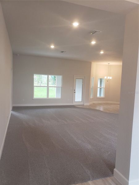 Spacious, unfurnished interior of a new home in Royal Highlands, Weeki Wachee (Image 9).