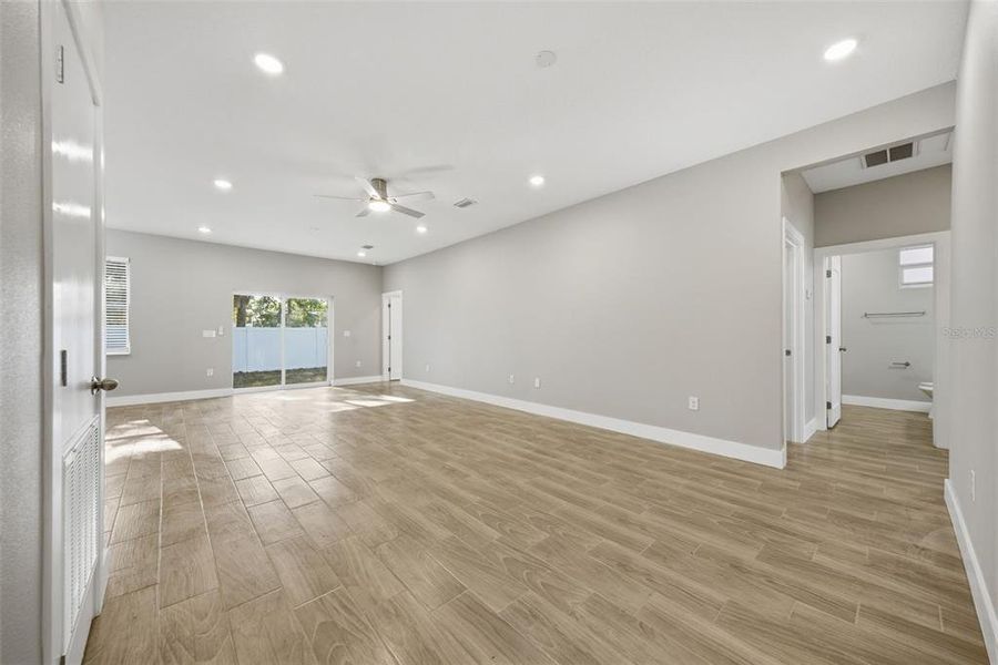 Spacious, unfurnished interior of a new home in , Tampa (Image 20).
