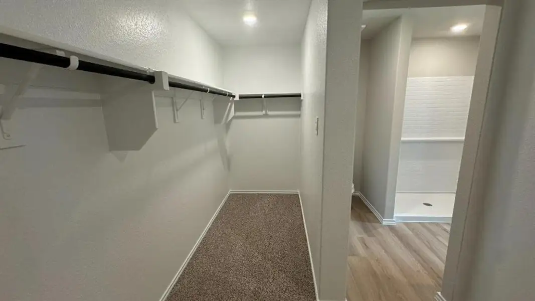 Spacious, unfurnished interior of a new home in Hickory Grove, Denton (Image 13).