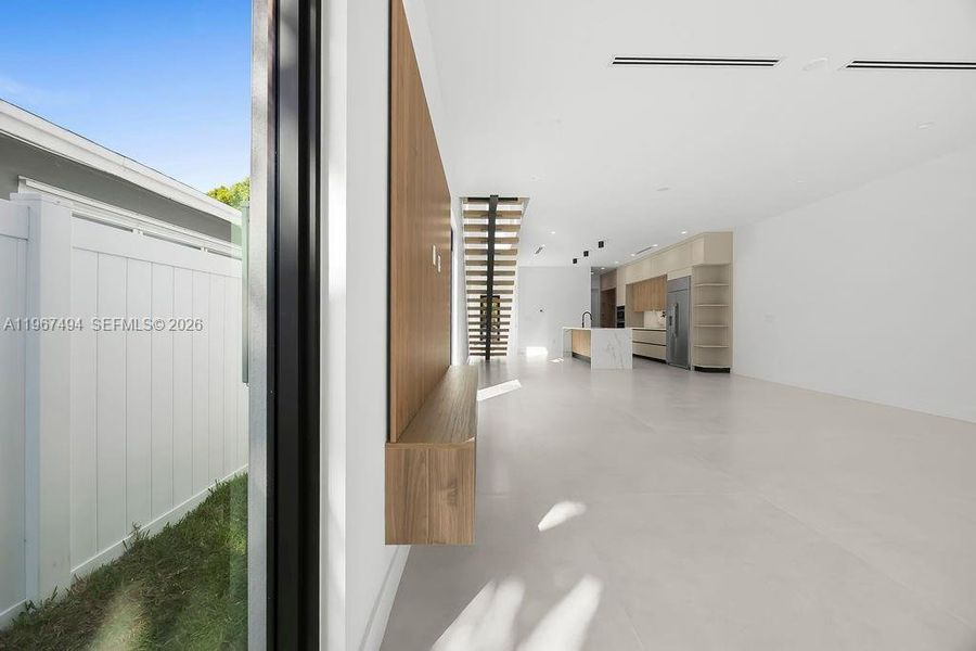 Spacious, unfurnished interior of a new home in , Fort Lauderdale (Image 14).