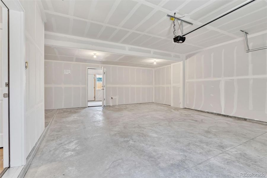 Spacious, unfurnished interior of a new home in , Monument (Image 15).