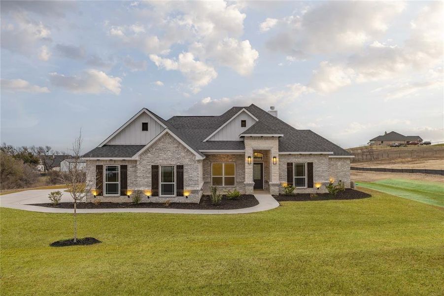 View of front facade featuring a front lawn