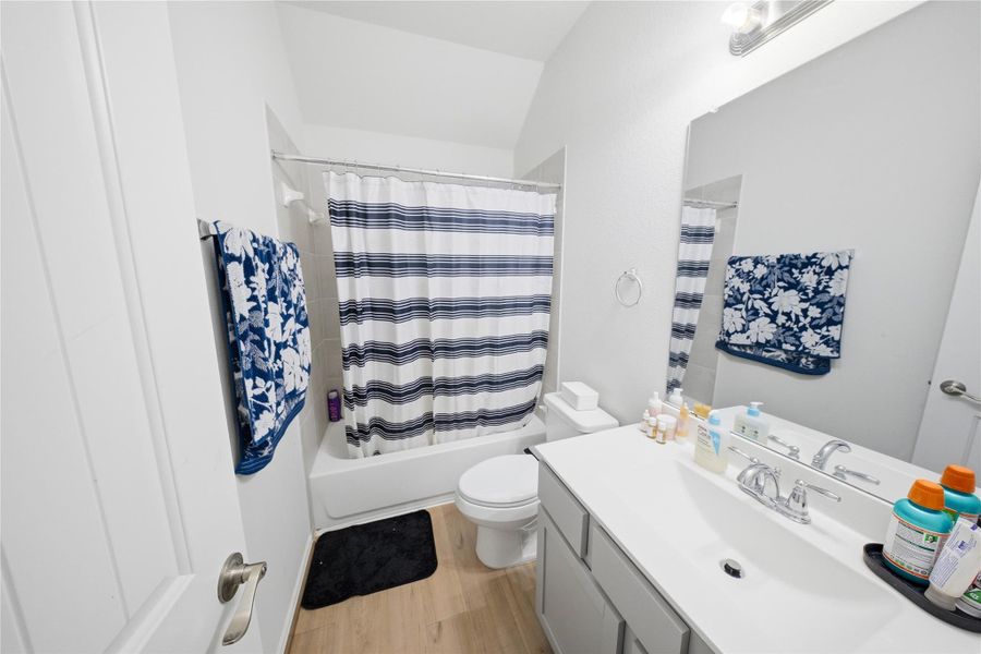 Furnished interior view inside a new home in Sierra Vista, Iowa Colony (Image 30).