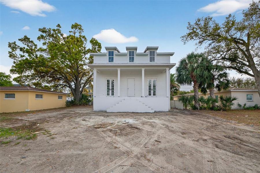 Exterior details and patio area of a home in , St. Petersburg (Image 6).
