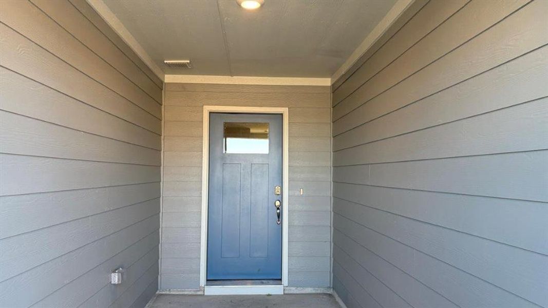 Exterior details and patio area of a home in Sandstone Estates, Granbury (Image 17).