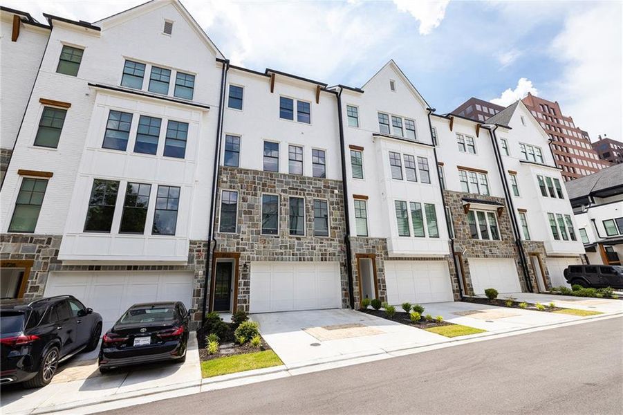 Condo located in Atlanta, GA showcasing its design and architecture (Image 5).