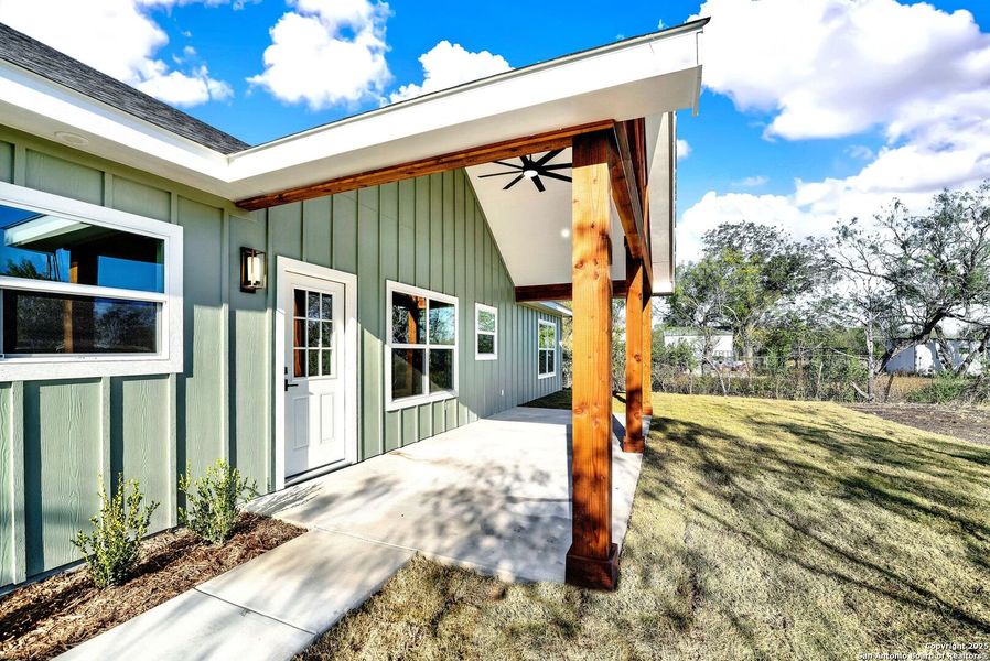 Exterior details and patio area of a home in , Hondo (Image 3).