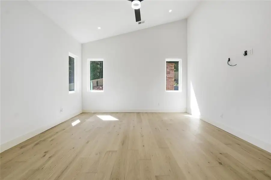Spacious, unfurnished interior of a new home in , Gainesville (Image 43).