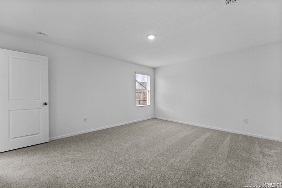 Spacious, unfurnished interior of a new home in , Floresville (Image 13).