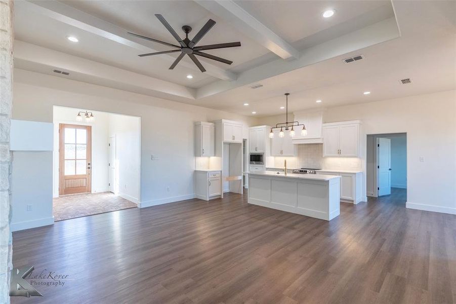 Spacious, unfurnished interior of a new home in , Abilene (Image 17).