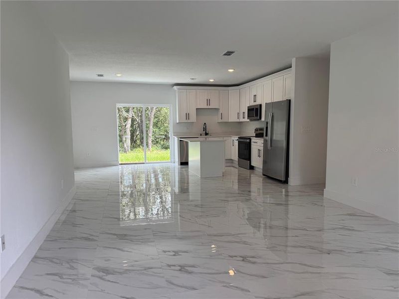 Spacious, unfurnished interior of a new home in , Citrus Springs (Image 11).