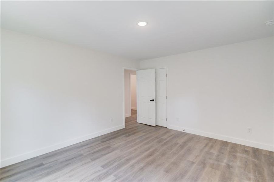 Spacious, unfurnished interior of a new home in , Gainesville (Image 15).