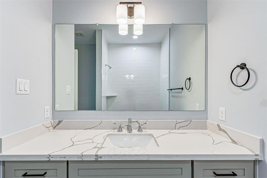 Secondary bathroom with bath/tub.