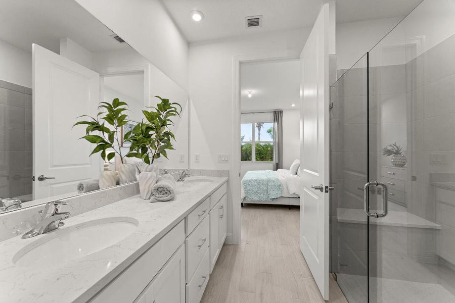 US_SEF_ISLA_LOT 13_STAGED_OWNERS BATH 2