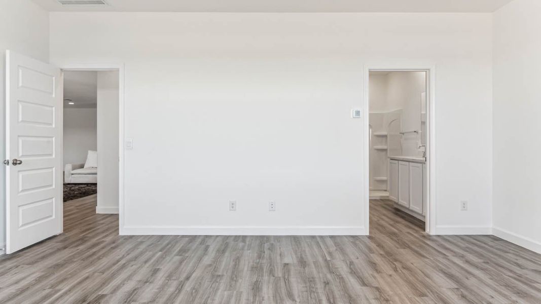 Spacious, unfurnished interior of a new home in Quail Ranch, San Tan Valley (Image 20).